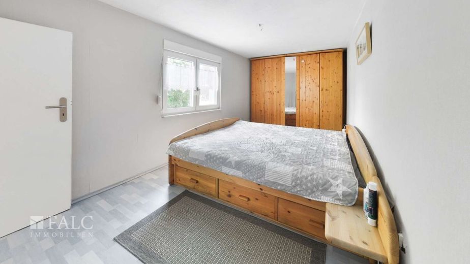 Freistehendes Familienhaus mit Wintergarten, drei Garagen und viel Platz – Schlafzimmer