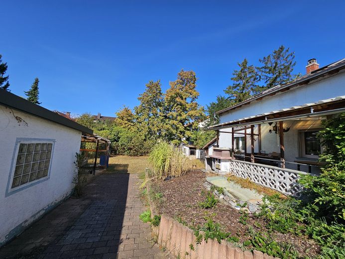 Familienfreundliches Einfamilienhaus mit großem Garten in Mannheim Gartenstadt – Garage und Terrasse