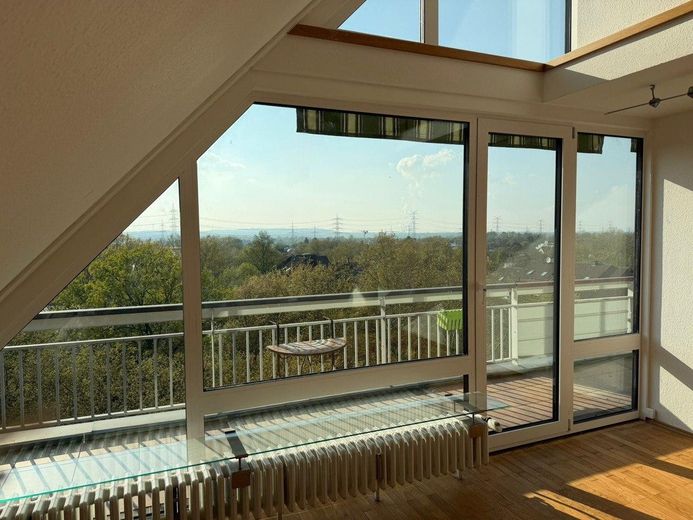 Attico su due piani con galleria e ampia terrazza sul tetto – Wohnzimmer Ausblick Westen