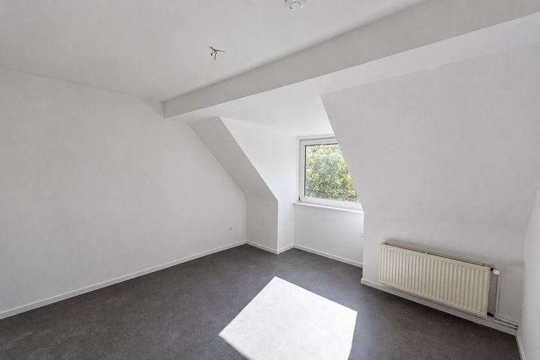 Helle 4-Zimmer Wohnung mit Einbauküche in zentraler Lage – Schlafzimmer
