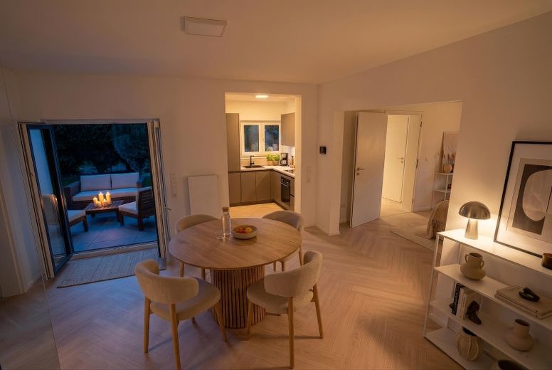 Freistehendes Designhaus am Wald | hochwertig modernisiert , einzugsbereit | 7 Stellplätze – KI_EG_Kueche_Esszimmer_bei_Nac