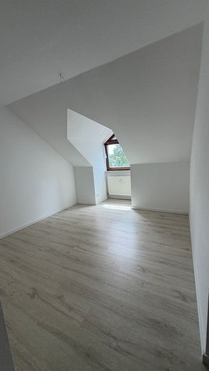 Schöne 3-Zimmer DG Wohnung mit modernisierter Küche und Balkon – Kinder-/Arbeitszimmer