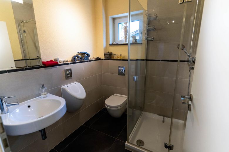 Casa passiva PLUS di architetto, classe energetica A+ (5,0 kWh/m²a) a Weisenheim am Sand – Gäste-WC