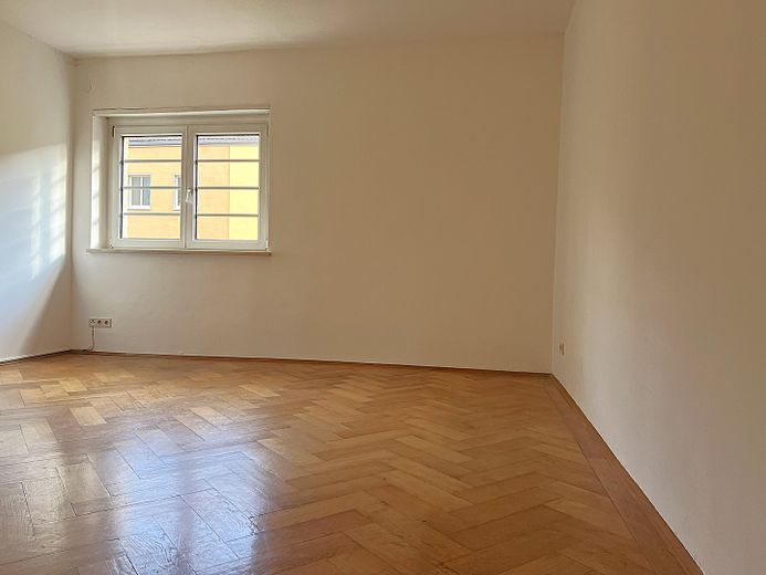 2,5-Zimmer-Altbauwohnung mit Balkon in Untergiesing, Denkmalschutz – Wohnzi. von Ecke Küchenw.