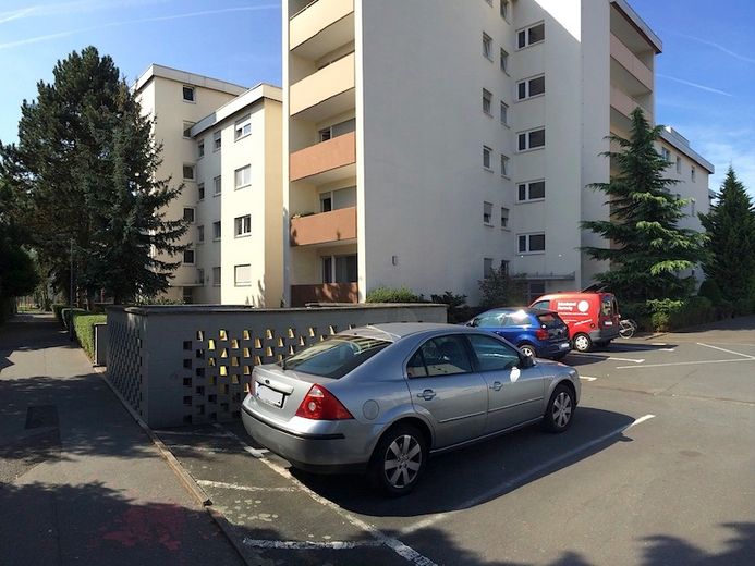 Außenansicht mit Parkplatz