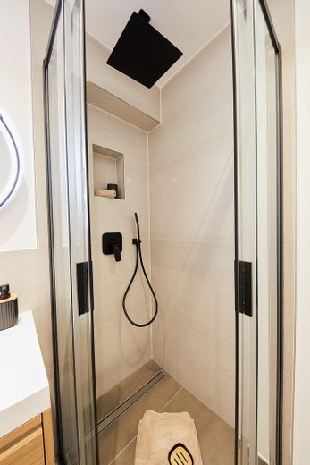 Top renoviertes und vollständig eingerichtetes Apartment in bester Schwabinger Lage - provisionsfrei – Regendusche
