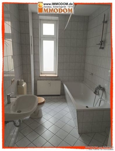 4 bis 5-Zimmer-Wohnung mit 2 Bädern in Zwickau, Nähe Schlobigpark, zu vermieten! – Bad mit Fenster und Wanne