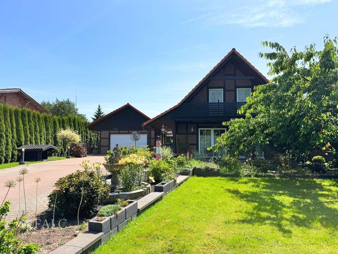***Großzügiges Einfamilienhaus mit Außenfachwerk und traumhaftem Garten*** – Außenansicht
