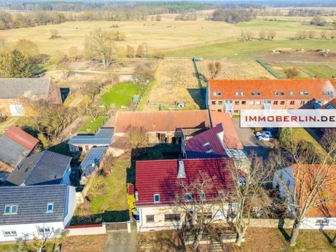 IMMOBERLIN.DE - Geniş bir arsada büyüleyici genişletme imkânına sahip rüya gibi üç taraflı çiftlik avlusu – Foto 1