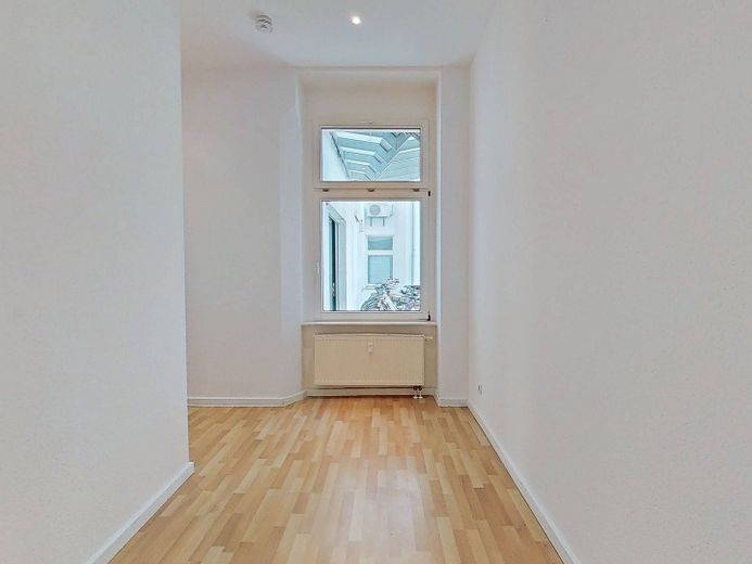 Habillez-vous chaudement, économisez au froid – Pour le début de l’automne, nous vous offrons un loyer hors charges : charmant appartement ancien de 4 pièces avec ascenseur – Ansicht I: Flur