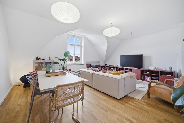 Schönstes Schwabing -kernsanierte DG-Wohnung in denkmalgeschütztem Altbau – Wohnzimmer