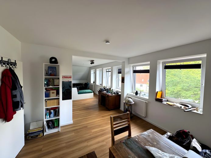 Neuwertige Maisonette-Wohnung mit Küche – Wohnraum 1