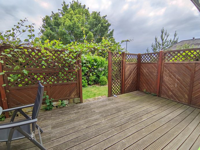 236 m² woonoppervlak, zelfstandige woning & 735 m² perceel – royaal huis in Wolfsburg-Kästorf – Terrasse mit Garten