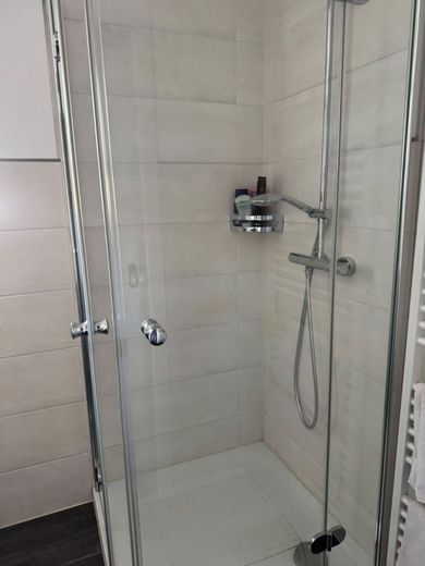 Zwei-Familien-Wohnhaus mit ausgebautem Dachgeschoss – fBadezimmer