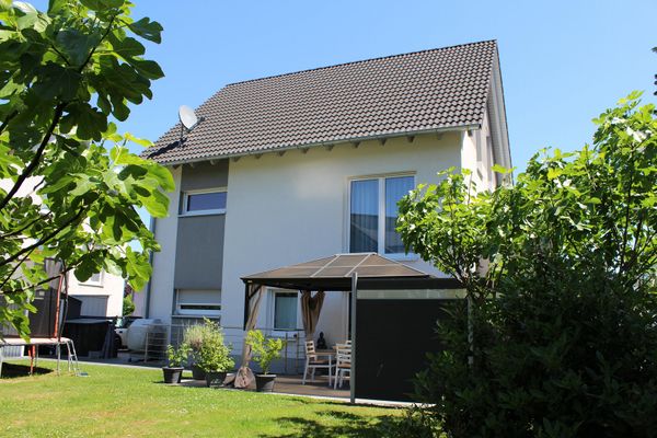 Energieeffizientes Mehrgenerationen-/Zweifamilienhaus mit Garten in ruhiger Ortsrandlage
