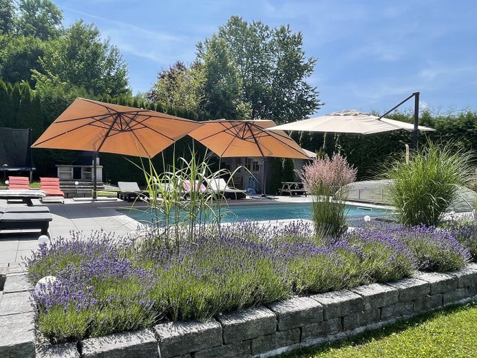 Bungalow m. Einliegerwohnung – Pool m. Terrasse 