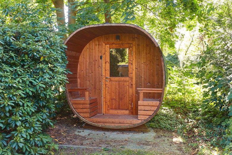 Ampliada en 2026: casa familiar de 298 m² en una parcela de 1.786 m² en Hamburg-Rissen | sin comisión – Fasssauna im Garten