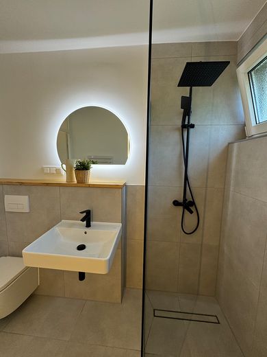 Appartement lumineux de 3 pièces – entièrement rénové & avec balcon – Badezimmer