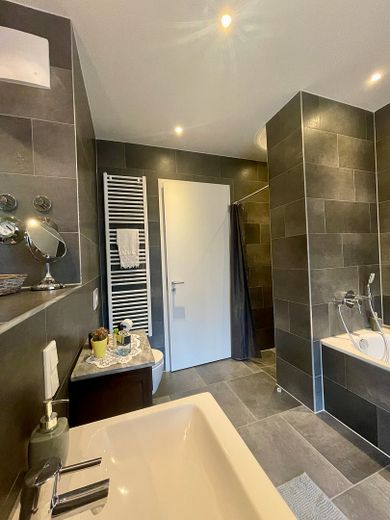 4-Zimmer möblierte Wohnung im Schmargendorf, Gäste WC, Waschraum, Aufzug, Tiefgarage – Bad mit Badewanne/Dusche