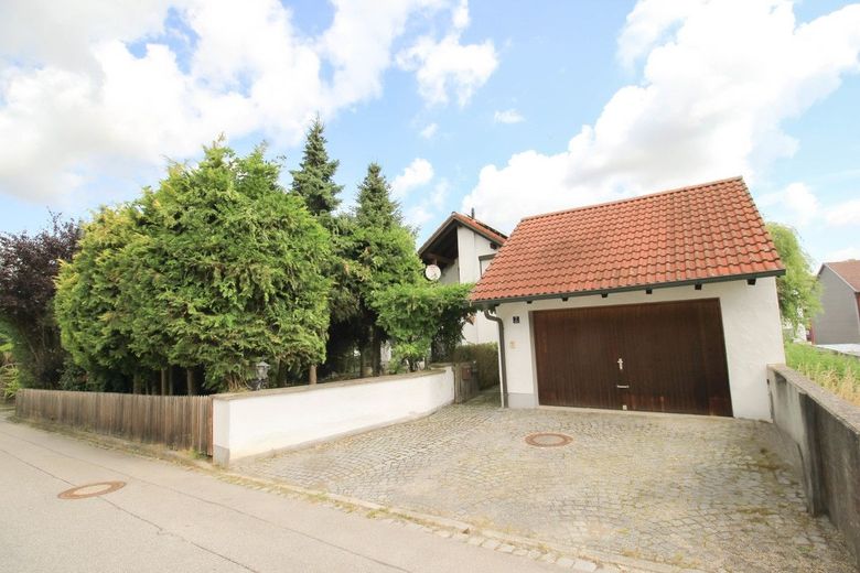 Familienfreundliches Einfamilienhaus in ruhiger Lage mit eingewachsenem Garten und Ausbaureserve – Zufahrt mit Garage