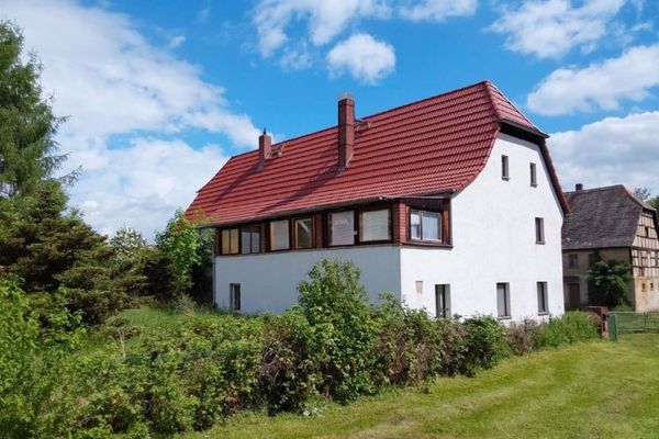 Na sprzedaż wspaniały dwustronny dom zagrodowy bezpośrednio przy rezerwacie przyrody Haselbacher Teiche.
