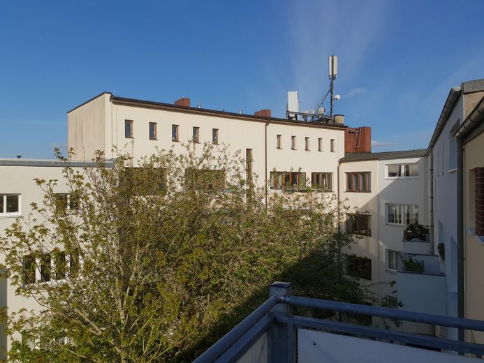 Sonnige 2-Zimmer-Dachgeschosswohnung (ohne schräge Wände) mit Balkon in Rostock – Blick vom Balkon Hofseite