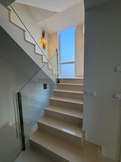 Helle Treppe mit offenem Desig