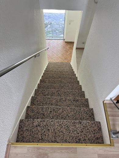 Grünhain'de satılık geniş, tam mobilyalı 2,5 odalı daire – Treppenaufgang