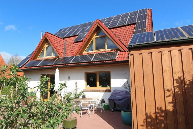 Exquisites Einfamilienhaus in neuwertigem Zustand mit PV-Anlage,Carport und idyllischer Gartenanlage – PV-Anlage