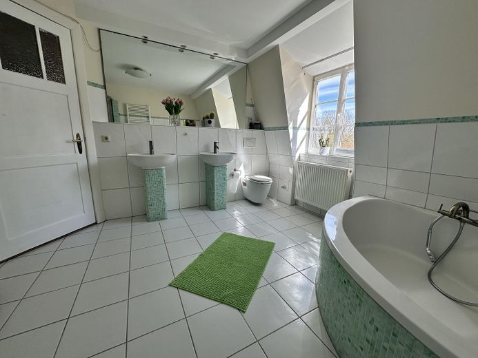 Villa mit Gutshauscharakter auf 3500m²-unverbaubarer Seeblick in Kieler Stadtrandlage – Badezimmer 1. OG