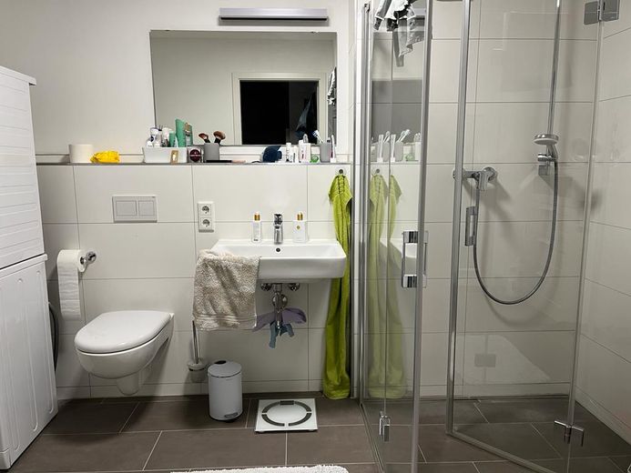 Modern wohnen, zentral leben – 2 Zimmer mit Dachgartenblick HC18 – Duschbad