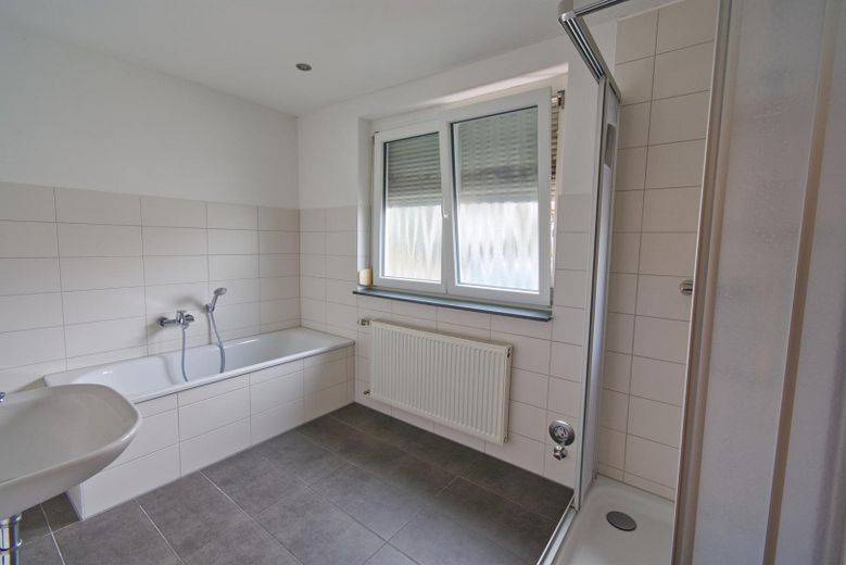 Bade mit Dusche und Badewanne