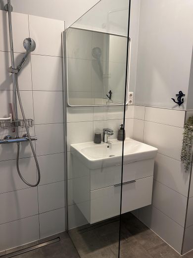 Strandnahe Kapitalanlage: Ferienwohnung & Ladengeschäft – Badezimmer
