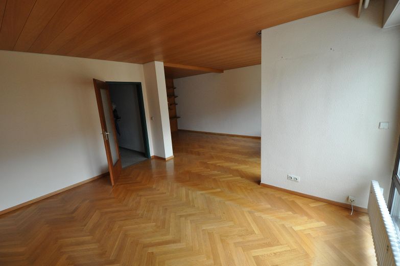Privat: Familienfreundliches Reihenhaus mit Garten & Garage in bester Lage, Böblingen-Tannenberg – Wohnzimmer