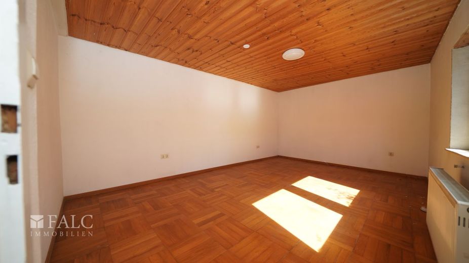 Seltene Chance: Renovieren oder Umgestalten - FALC Immobilien Heilbronn – Wohnzimmer momentan