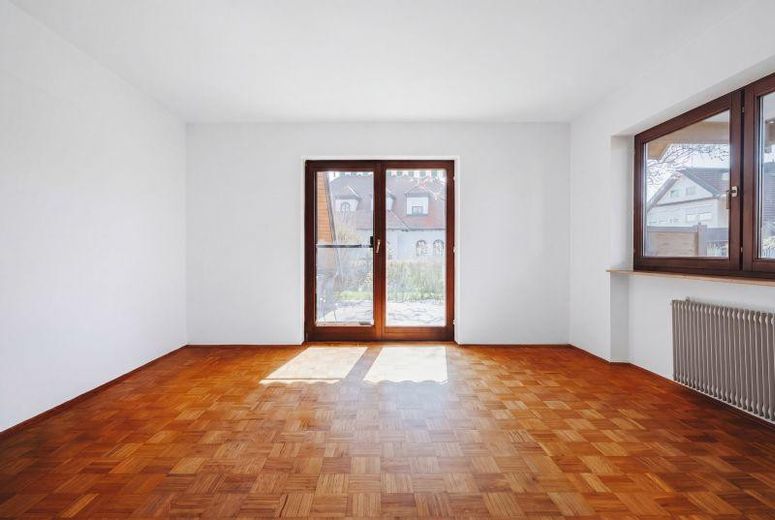 Eigentumswohnung im Charakter einer Doppelhaushälfte mit Garten in Umkirch – Wohnzimmer
