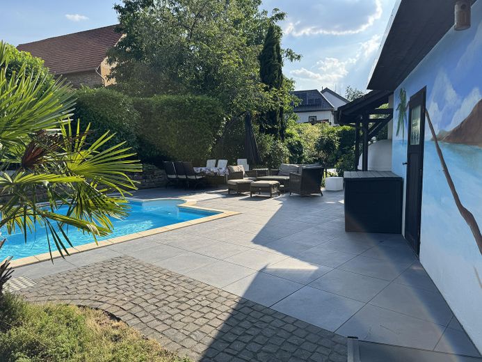 Wohnen am Wasser: Ehemaliges Mühlenanwesen mit Pool, Bachgrundstück und 3 Wohneinheiten – Pool