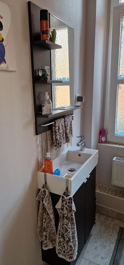 Toilette mit Waschbecken