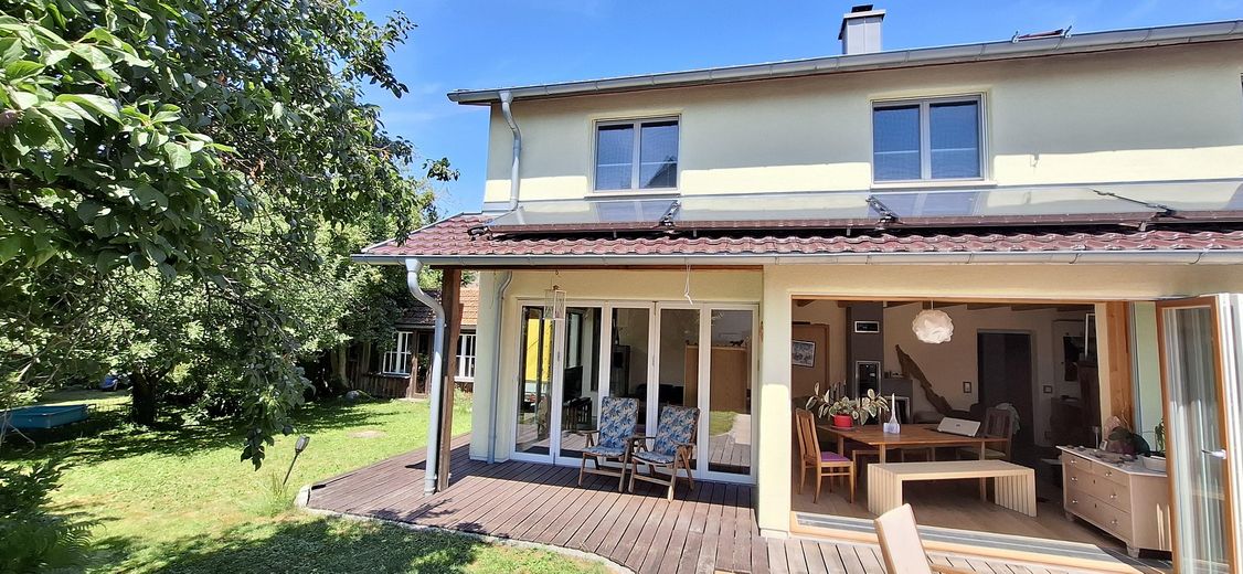 Arrivare. Respirare. Sentirsi a casa. Casa d'architetto in costruzione ecologica in legno – Ansicht Süd 