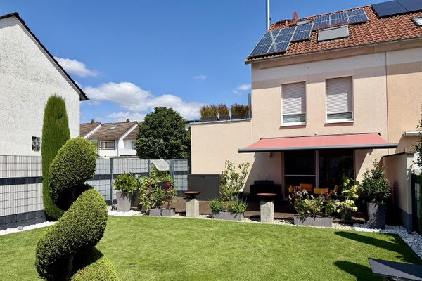 Trasferirsi e sentirsi a casa: casa a schiera di testa KfW-55 con giardino e ampia terrazza sul tetto