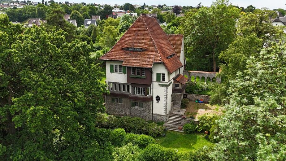 Denkmalgeschützte Fabrikantenvilla an der Weser - Parkgrundstück mit drei zusätzlichen Bauplätzen – Titelbild