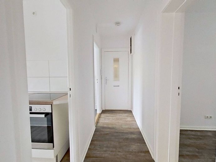 Moderne 3-Zimmer-Wohnung mit EBK und Wannenbad – Flur