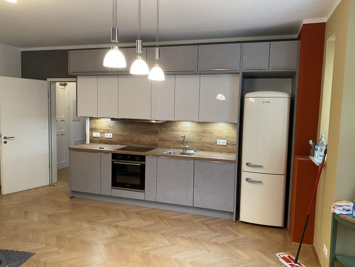 2-room apartment in renovated old building in Neuhausen (partially furnished) – Foto 2