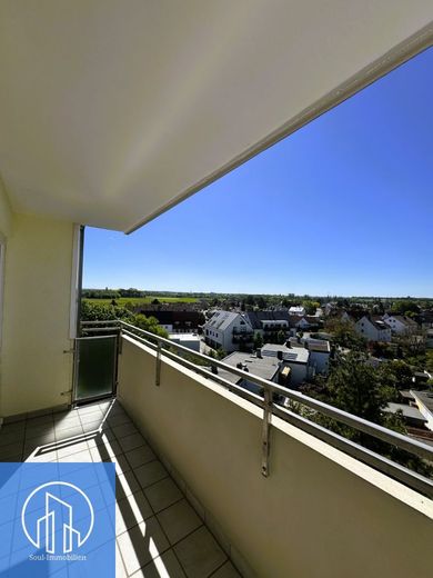 Lichtdurchflutete 3-Zimmer-Wohnung mit 3 Balkonen, Aufzug &amp; Garage - Wohnen mit Weitblick 90427 Nbg – Wohnzimmer Balkon