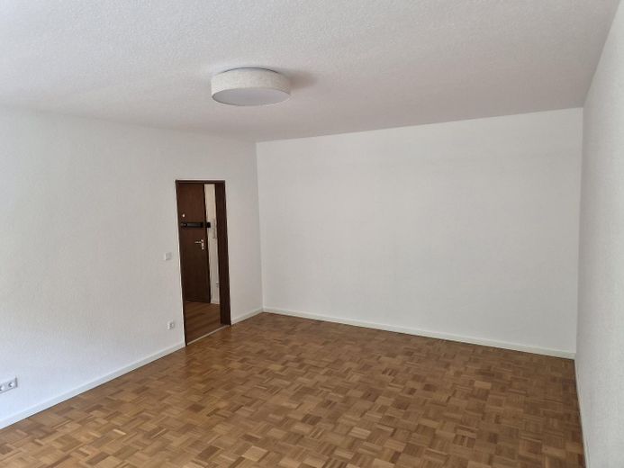 Erlangen-Frauenaurach’ta ankastre mutfaklı, yeni yenilenmiş 2 odalı daire – Wohnzimmer Bild 2