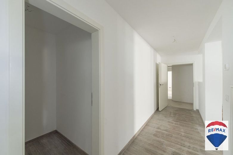 Wohnen im "Bergschloss"
attraktive 1-Zimmer Wohnung in Mistelbach. – Musterfoto Flur