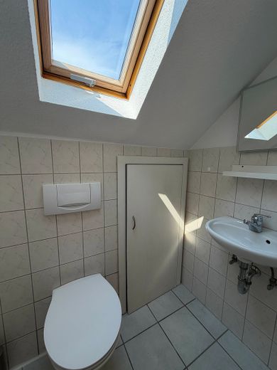 Vivir abierto en el Kurpark – ático luminoso de 2,5 habitaciones con carácter loft – Gäste WC