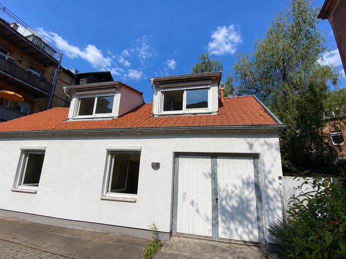 Charmantes Hinterhaus in zentraler Lage mit Stellplatz – ideal für Paar oder Zweier-WG – Hausansicht mit Fahhradschuppe