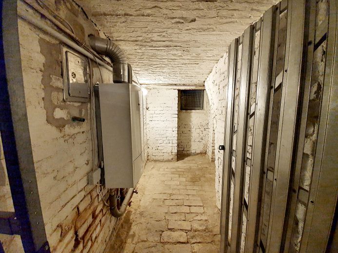 Keller mit Licht und Steckdose