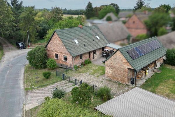 Gepflegtes Familienhaus mit moderner Energietechnik, PV-Anlage & Nebengelass